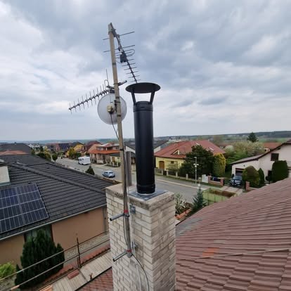Nerezový komínový systém na fasádě domu