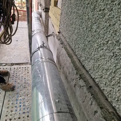 Nerezový komínový systém na fasádě domu