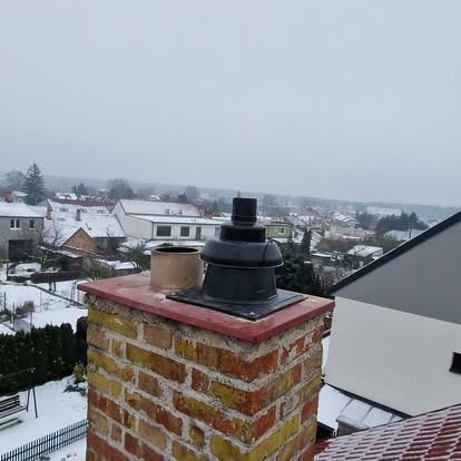 Nerezový komínový systém na fasádě domu