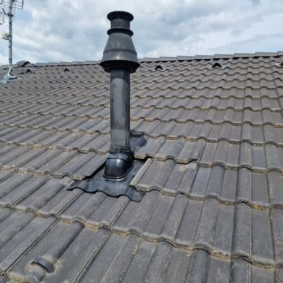 Nerezový komínový systém na fasádě domu