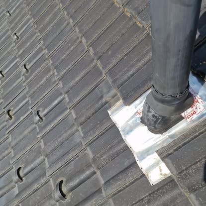 Nerezový komínový systém na fasádě domu