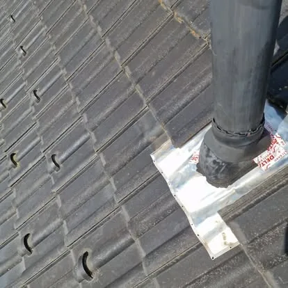 Nerezový komínový systém na fasádě domu