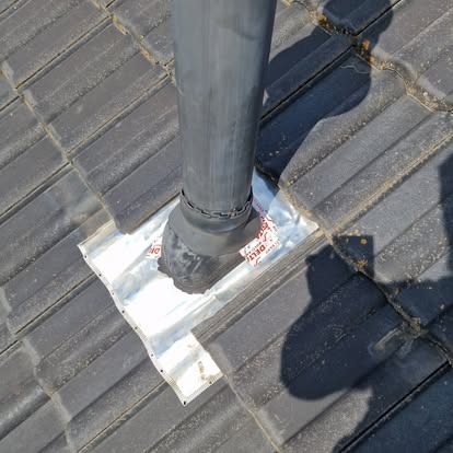 Nerezový komínový systém na fasádě domu