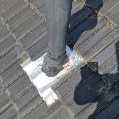 Nerezový komínový systém na fasádě domu