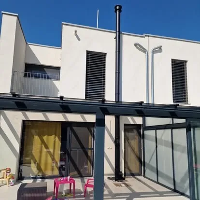 Nerezový komínový systém na fasádě domu